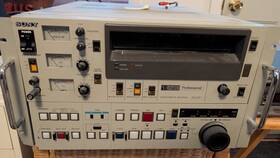 Sony Bvu-800p Video Cassette Recorder - Well Maintained Tested And Working