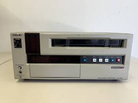 Sony Recorderuvw-1800 Betacam Sp Videocassette Recorder Uvw-1800 For Parts Or Repair Powers On